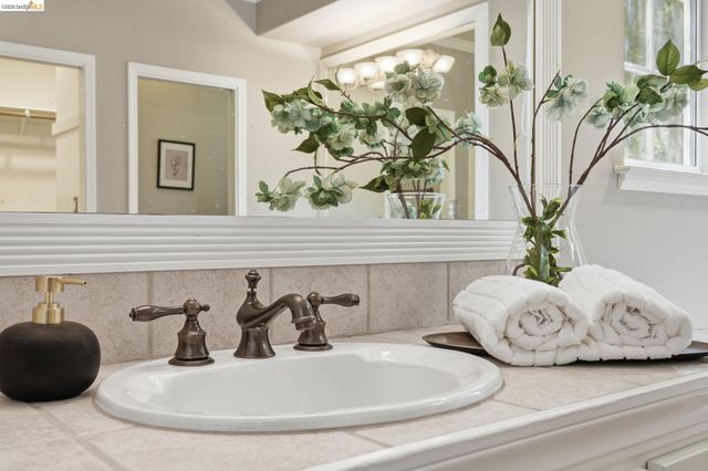471 Silver Hollow Dr, Walnut Creek, CA 94598