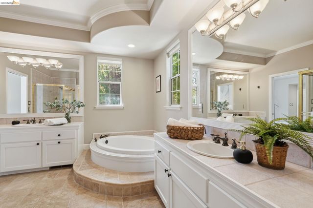 471 Silver Hollow Dr, Walnut Creek, CA 94598