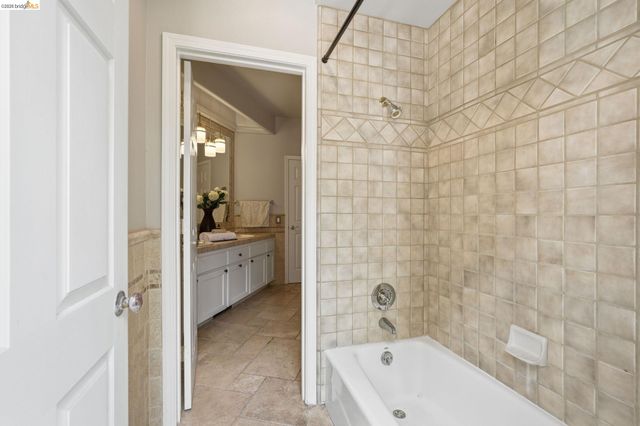 471 Silver Hollow Dr, Walnut Creek, CA 94598