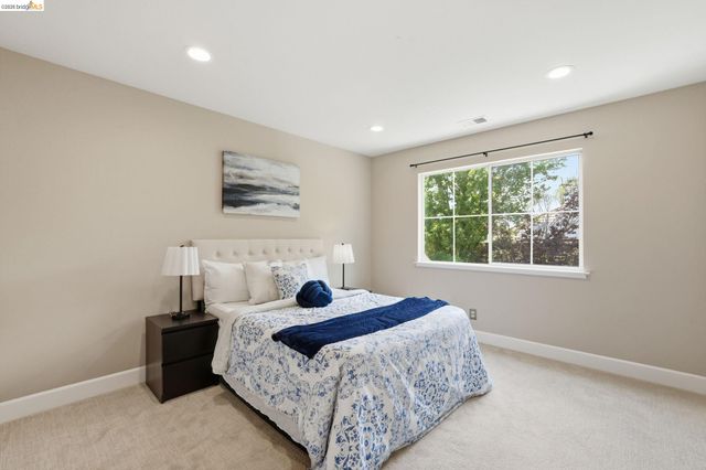 471 Silver Hollow Dr, Walnut Creek, CA 94598