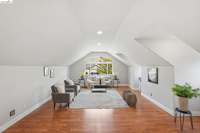 471 Silver Hollow Dr, Walnut Creek, CA 94598