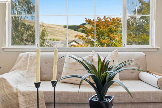 471 Silver Hollow Dr, Walnut Creek, CA 94598