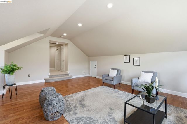471 Silver Hollow Dr, Walnut Creek, CA 94598
