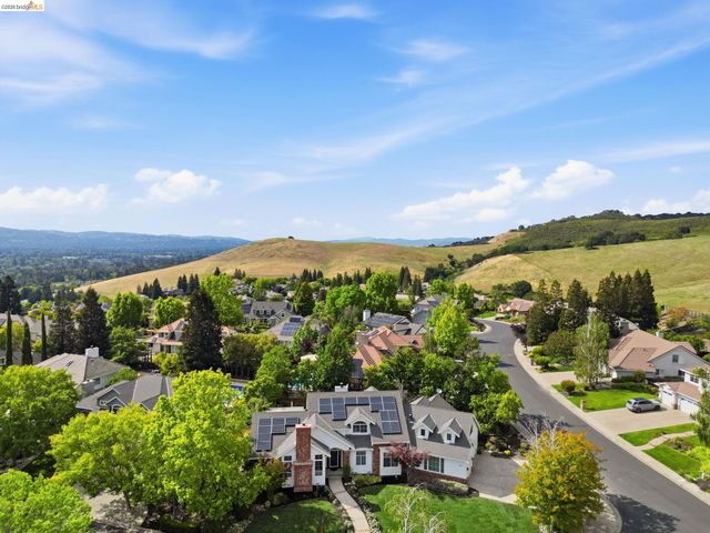 471 Silver Hollow Dr, Walnut Creek, CA 94598