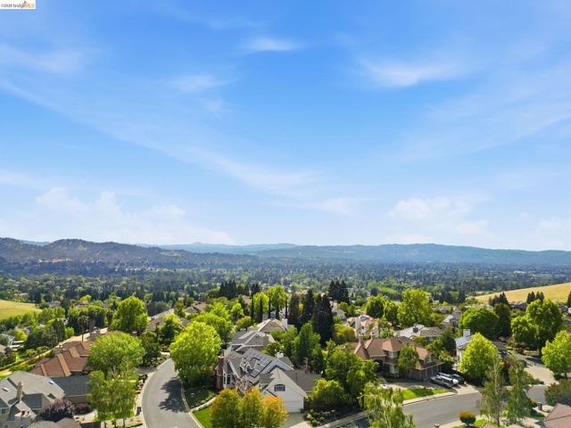 471 Silver Hollow Dr, Walnut Creek, CA 94598