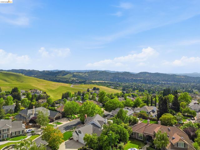 471 Silver Hollow Dr, Walnut Creek, CA 94598
