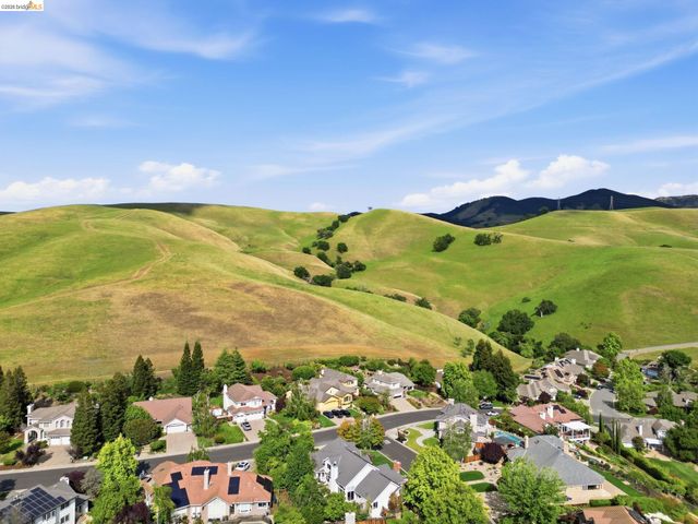 471 Silver Hollow Dr, Walnut Creek, CA 94598