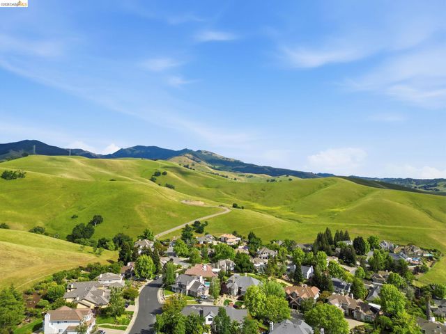 471 Silver Hollow Dr, Walnut Creek, CA 94598