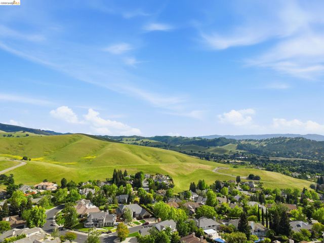 471 Silver Hollow Dr, Walnut Creek, CA 94598