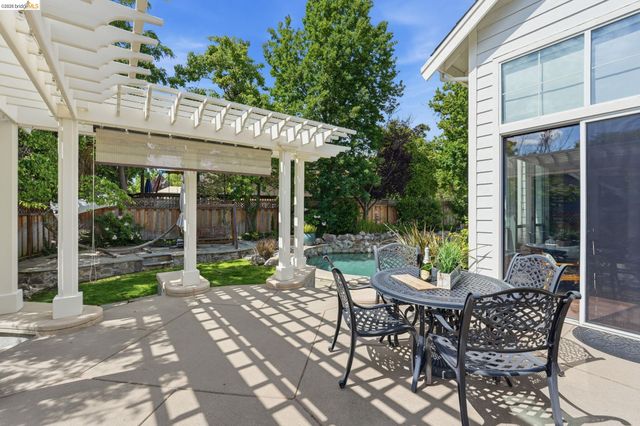 471 Silver Hollow Dr, Walnut Creek, CA 94598