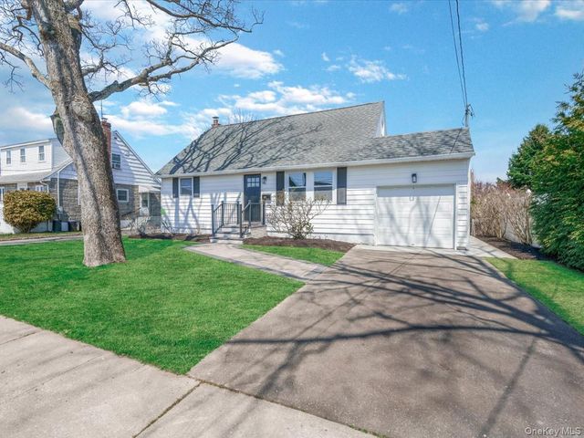 207 N Nassau Avenue, Massapequa, NY 11758