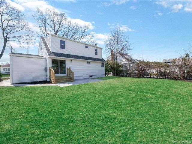 207 N Nassau Avenue, Massapequa, NY 11758