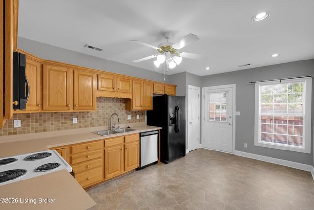 7906 Stovall Ct, Louisville, KY 40228