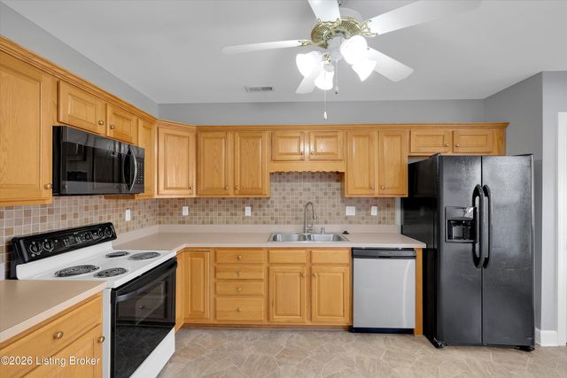 7906 Stovall Ct, Louisville, KY 40228
