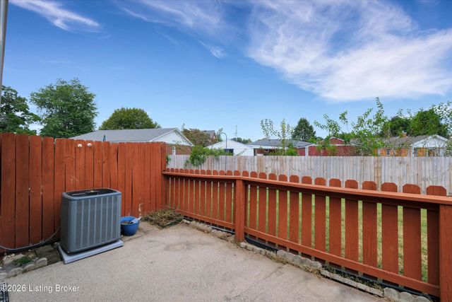 7906 Stovall Ct, Louisville, KY 40228