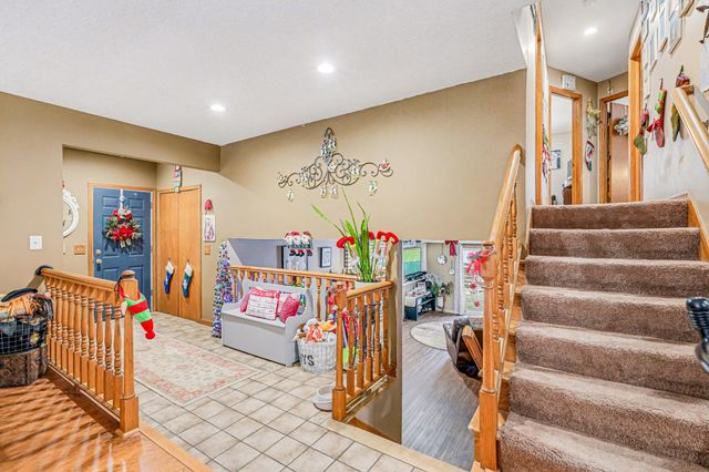 14809 Southpointe Curve, Burnsville, MN 55306