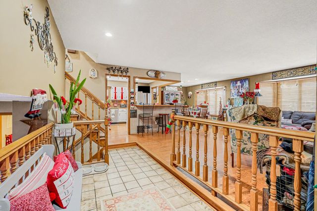 14809 Southpointe Curve, Burnsville, MN 55306