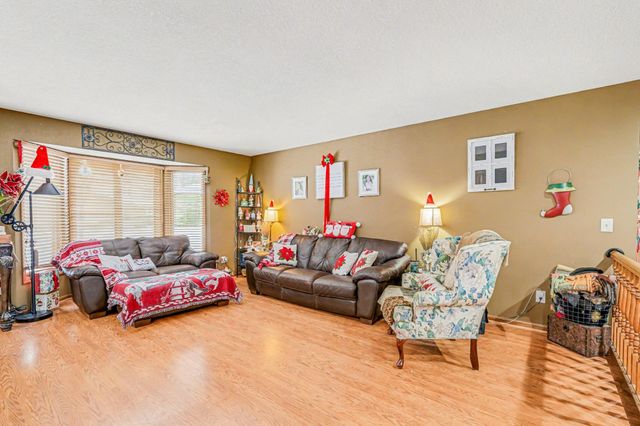 14809 Southpointe Curve, Burnsville, MN 55306