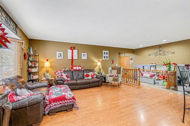 14809 Southpointe Curve, Burnsville, MN 55306