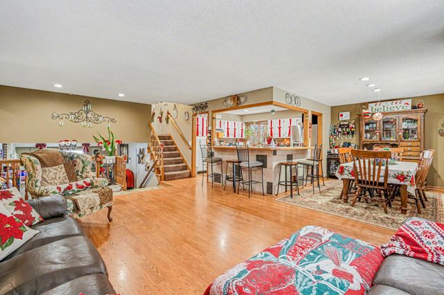 14809 Southpointe Curve, Burnsville, MN 55306