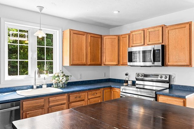 21 Forestview Dr, Fairhaven, MA 02719