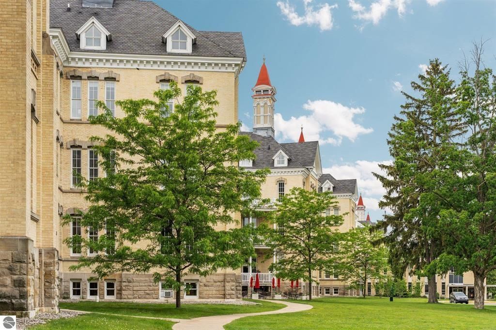 800 Cottageview Drive, Traverse City, MI 49684