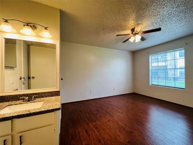 2750 Holly Hall Street 1211, Houston, TX 77054