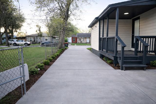 916 Parkway Street, Baytown, TX 77520