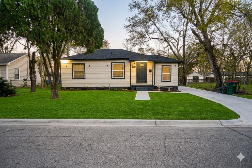 916 Parkway Street, Baytown, TX 77520