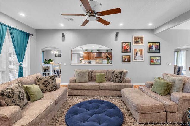 7045 S 369th East Avenue, Broken Arrow, OK 74014