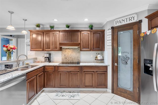 7045 S 369th East Avenue, Broken Arrow, OK 74014