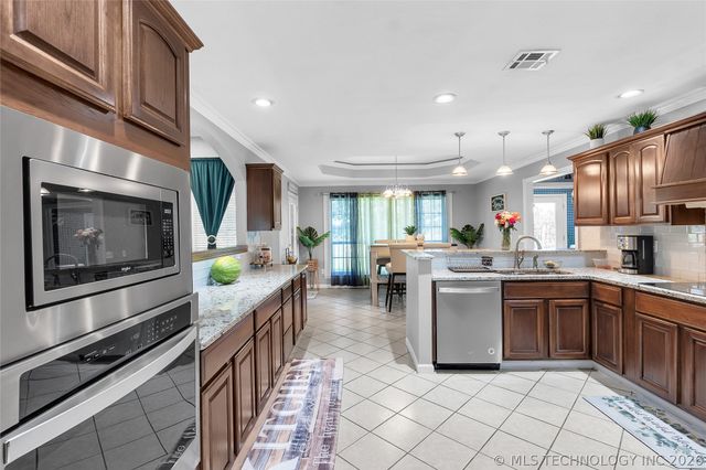 7045 S 369th East Avenue, Broken Arrow, OK 74014