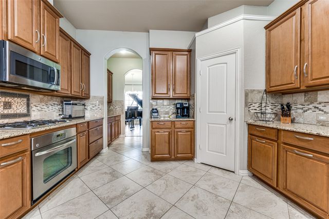 360 Falstaff Drive, Roanoke, TX 76262