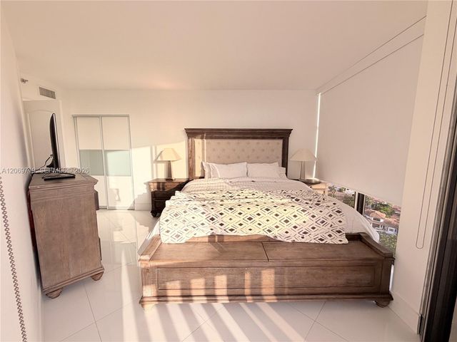 1000 W Island Boulevard 1911, Aventura, FL 33160