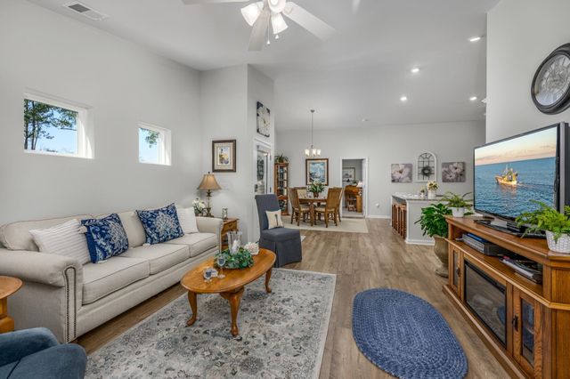 604 Wallace Dr., Little River, SC 29566