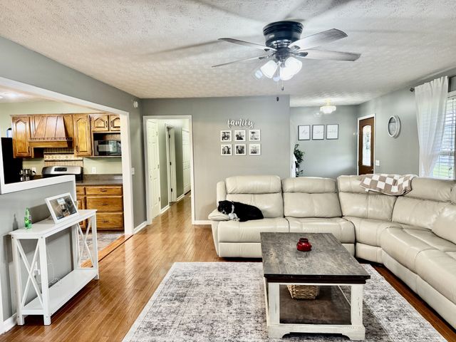 221 Main St, E, Hickman, TN 38567