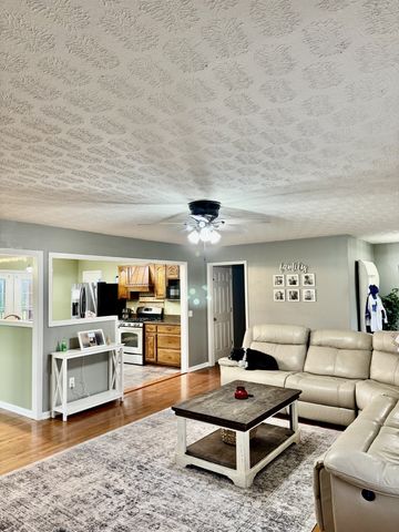 221 Main St, E, Hickman, TN 38567