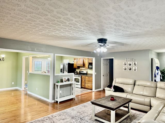 221 Main St, E, Hickman, TN 38567