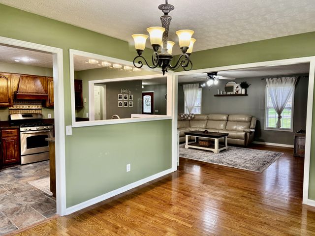 221 Main St, E, Hickman, TN 38567