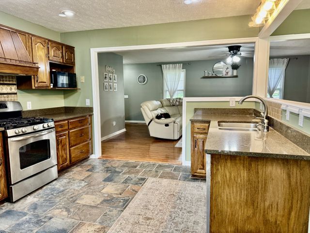 221 Main St, E, Hickman, TN 38567