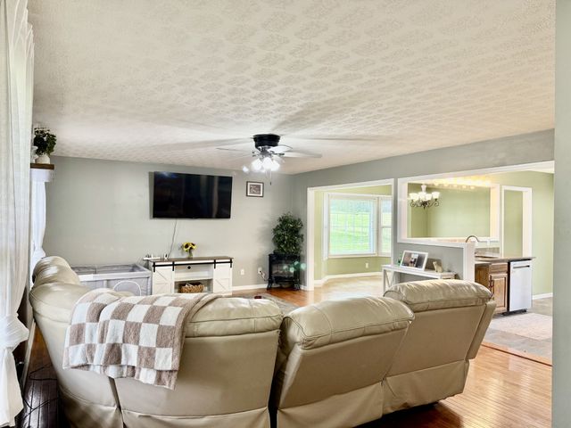 221 Main St, E, Hickman, TN 38567