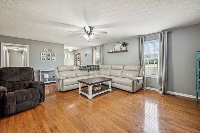 221 Main St, E, Hickman, TN 38567