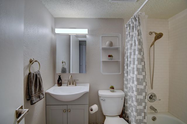 4713 COUNTRY CLUB Lane NW D-4, Albuquerque, NM 87114