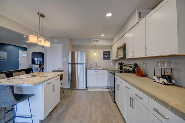 4713 COUNTRY CLUB Lane NW D-4, Albuquerque, NM 87114