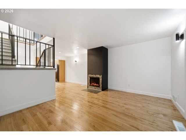 547 N HAYDEN BAY Dr, Portland, OR 97217