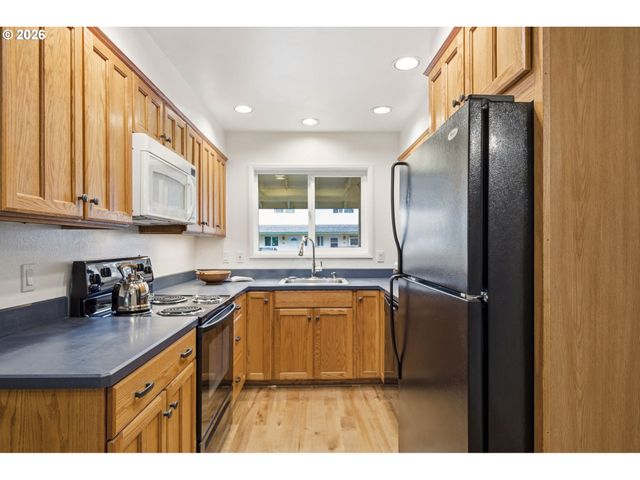 547 N HAYDEN BAY Dr, Portland, OR 97217