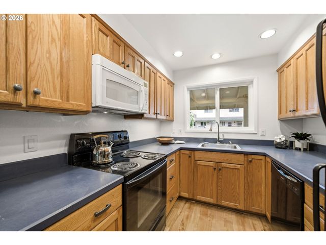 547 N HAYDEN BAY Dr, Portland, OR 97217