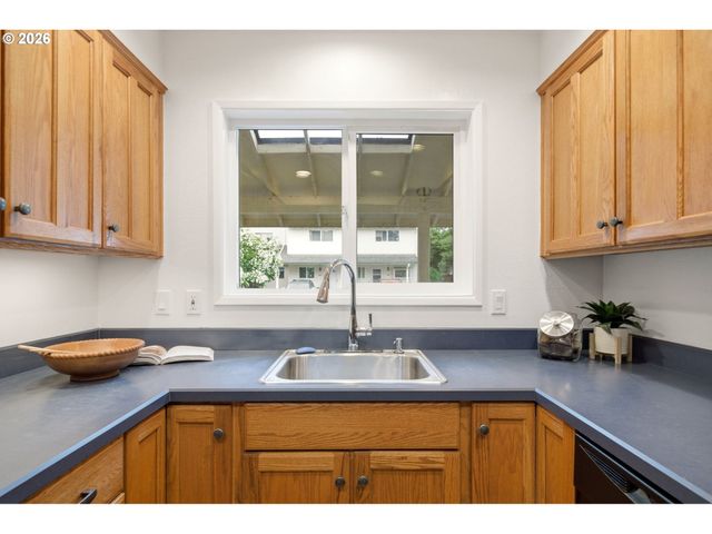547 N HAYDEN BAY Dr, Portland, OR 97217