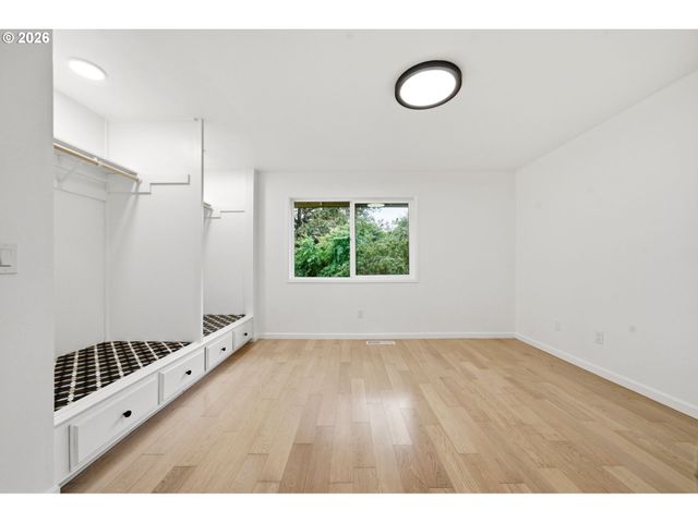 547 N HAYDEN BAY Dr, Portland, OR 97217