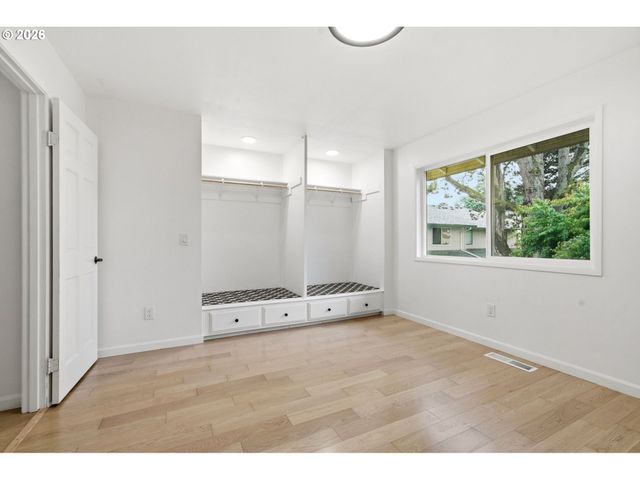 547 N HAYDEN BAY Dr, Portland, OR 97217